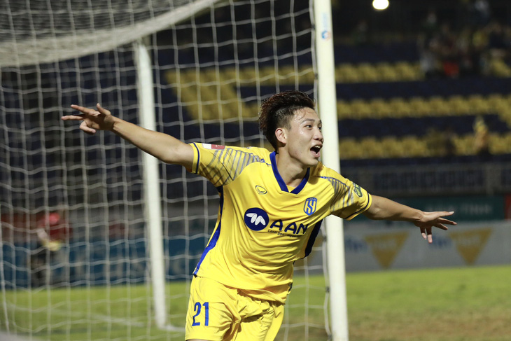Phan Xuân Đại ăn mừng bàn thắng 2-0 cho SLNA - Ảnh: TRUNG TRẦN