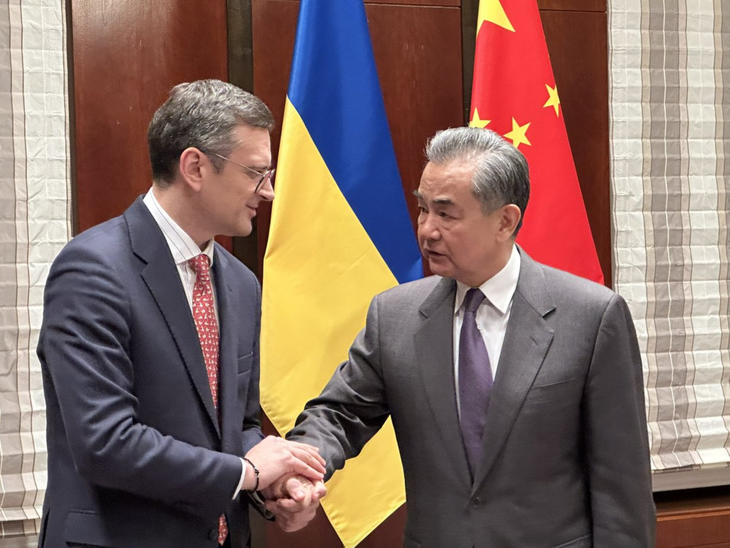 Ngoại trưởng Ukraine Dmytro Kuleba (trái) chia sẻ ảnh bản thân gặp gỡ Ngoại trưởng Trung Quốc Vương Nghị tại Hội nghị an ninh Munich trên mạng xã hội X ngày 18-2 - Ảnh: Ngoại trưởng Ukraine Dmytro Kuleba