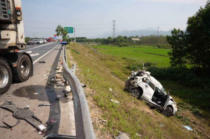 Hiện trường vụ tai nạn giao thông đặc biệt nghiêm trọng trên tuyến cao tốc Cam Lộ - La Sơn làm 3 người chết - Ảnh: Chinhphu.vn