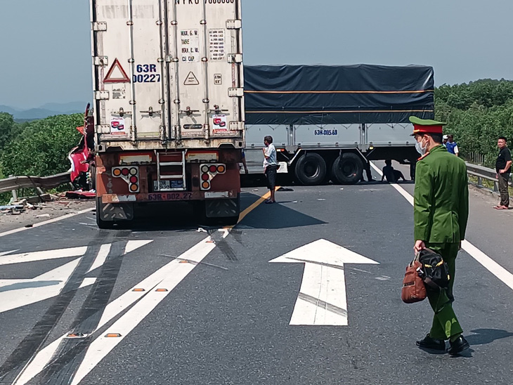 Hiện trường vụ tai nạn trên tuyến cao tốc Cam Lộ - La Sơn sáng 18-2 - Ảnh: N.H.