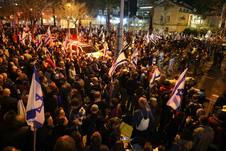 Biểu tình chống chính phủ và kêu gọi thả con tin ở Tel Aviv, Israel, ngày 17-2 - Ảnh: AFP
