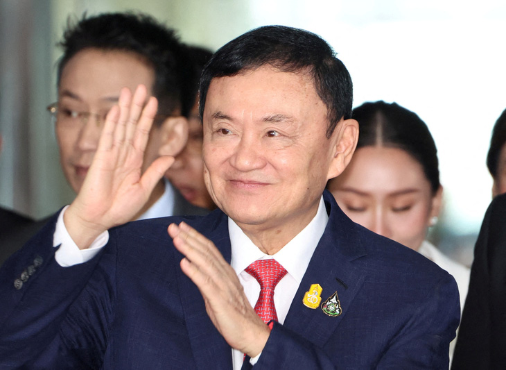 Ông Thaksin vẫy tay chào người ủng hộ khi về nước vào tháng 8-2023 - Ảnh: REUTERS