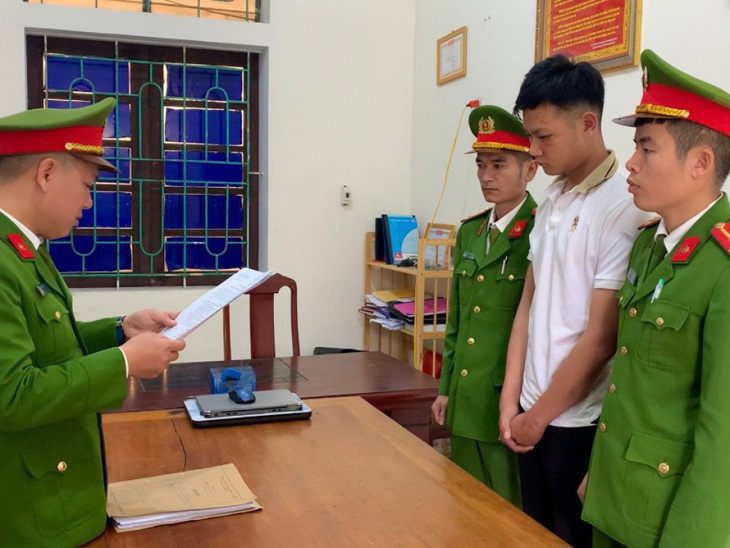 Nguyễn Tuấn Thành (áo trắng) tại cơ quan công an - Ảnh: CACC