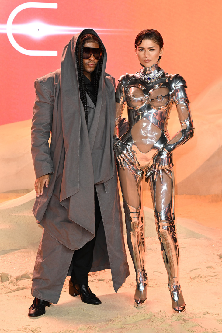 Nữ diễn viên Zendaya (phải) và stylist Law Roach trên thảm đỏ - Ảnh: Vogue