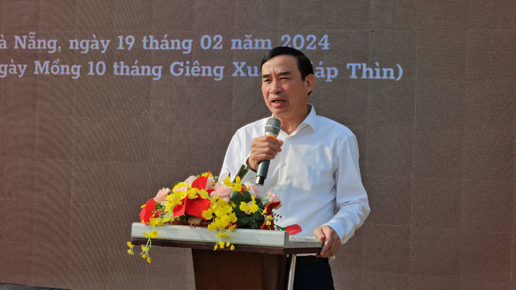 Ông Lê Trung Chinh, chủ tịch UBND TP Đà Nẵng, phát biểu động viên người lao động tại lễ ra quân ngày 19-2 - Ảnh: T. QUANG
