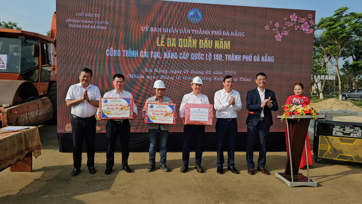 Lãnh đạo thành phố Đà Nẵng trao quà động viên lực lượng thi công dự án cải tạo, nâng cấp quốc lộ 14B - Ảnh: T. QUANG