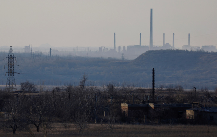 Bức ảnh đăng ngày 15-2, chụp khu vực gần nhà máy than cốc và hóa chất tại thành phố Avdiivka, nhìn từ thành phố Yasynuvata ở vùng Donetsk - Ảnh: REUTERS