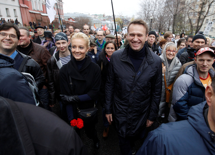 Ông Alexei Navalny xuất hiện cùng vợ tại Matxcơva năm 2013 - Ảnh: REUTERS