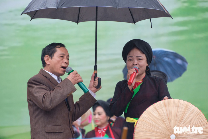 Du khách được hát giao lưu cùng các liền chị tại hội Lim 2023 - Ảnh: NGUYÊN BẢO