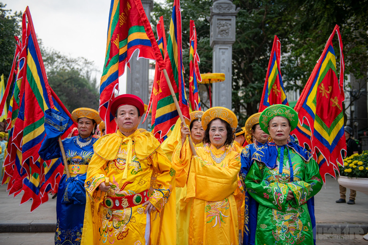 Người Hà Nội rước kiệu Vua Quang Trung và kiệu Hoàng hậu Ngọc Hân trong lễ hội 235 năm chiến thắng Ngọc Hồi - Đống Đa - Ảnh: NAM TRẦN