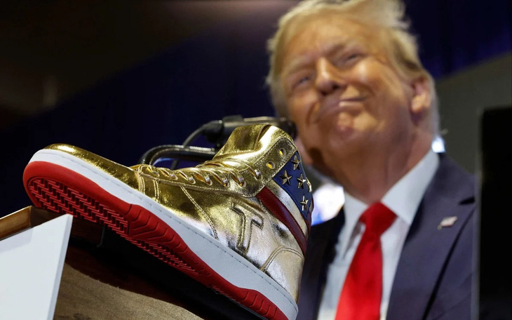 Bị phạt 355 triệu USD, ông Trump ra mắt mẫu giày 