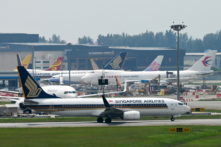 Máy bay của Hãng hàng không Singapore Airlines xuất phát từ sân bay quốc tế Changi hồi tháng 5-2022 - Ảnh: AFP