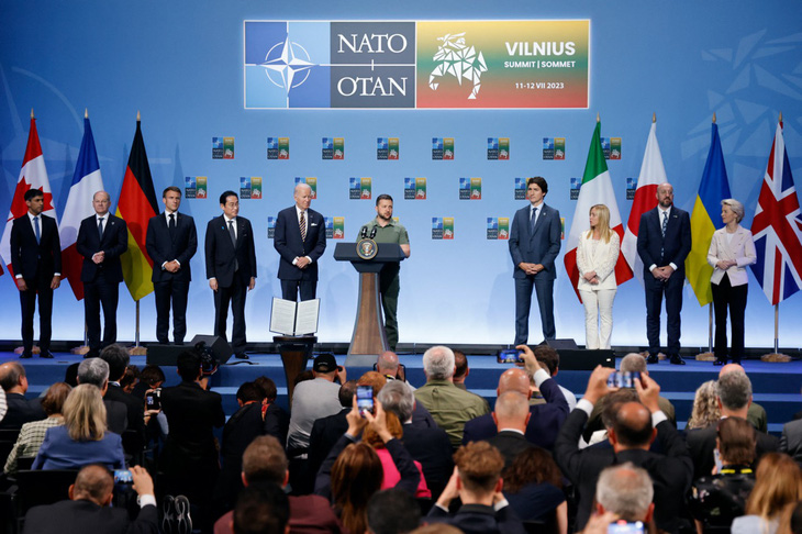 Lãnh đạo các nước tham dự sự kiện công bố Tuyên bố chung ủng hộ Ukraine tại Hội nghị thượng đỉnh NATO ở Vilnius vào tháng 7-2023 - Ảnh: AFP