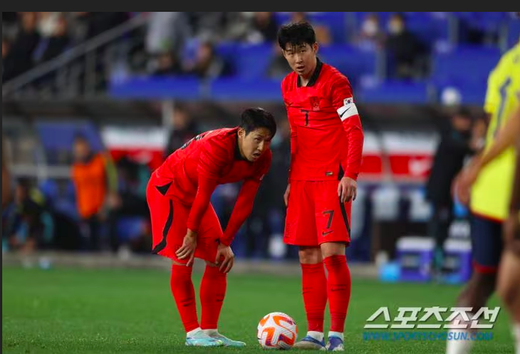 Son Heung Min (phải) và đàn em Lee Kang In xảy ra xô xát ở Asian Cup 2023 - Ảnh: CHOSUN