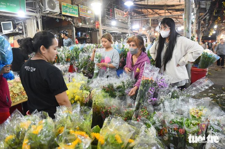 Người dân mua hoa tại chợ hoa Đầm Sen (TP.HCM) - Ảnh: TỰ TRUNG