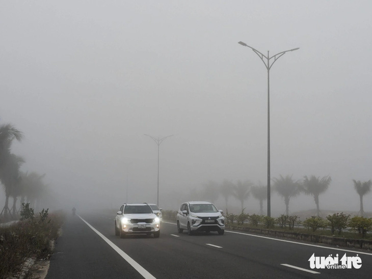 Đường biển qua Quảng Nam chìm lấp trong màn sương dày đặc buổi sớm - Ảnh: TẤN LỰC 