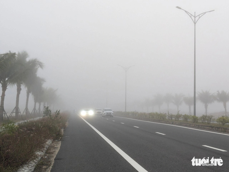 Khoảng 7h sáng, nhiều ô tô phải mở đèn khi chạy qua đoạn đường này vì sương dày che khuất tầm nhìn 