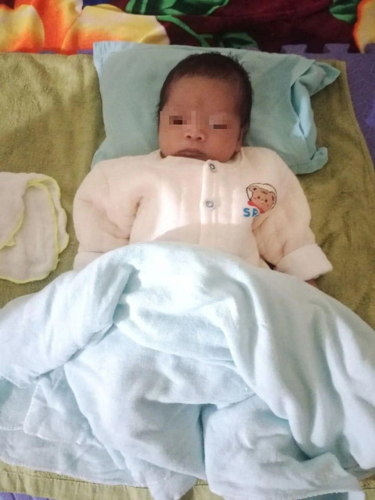 Bé trai sơ sinh bị bỏ rơi trước cổng chùa Hàm Long (xã Xuân Quang 2, huyện Đồng Xuân, tỉnh Phú Yên) vào tối 18-2 - Ảnh: UBND huyện Đồng Xuân