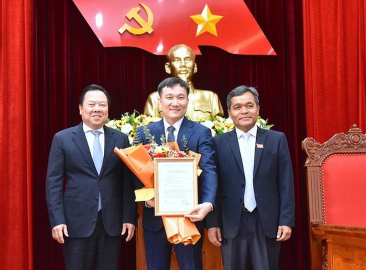 Ông Nguyễn Tuấn Anh (giữa) được bầu giữ chức vụ phó chủ tịch UBND tỉnh Gia Lai - Ảnh: BÁO GIA LAI