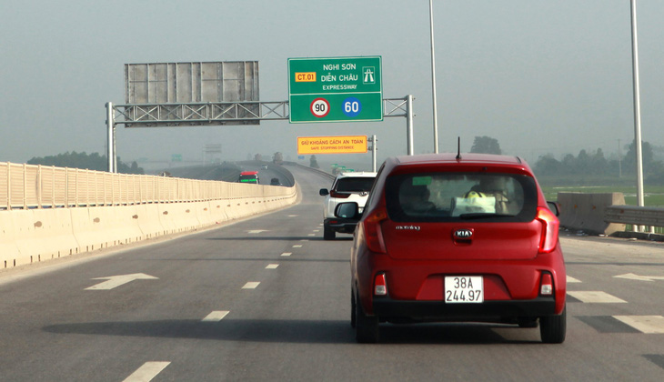 Cao tốc Nghi Sơn - Diễn Châu được đầu tư 4 làn xe hạn chế, chưa đầu tư dải dừng xe khẩn cấp liên tục - Ảnh: NHẬT QUANG
