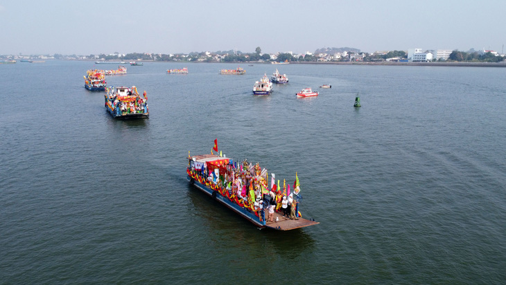 Lễ Nghinh thần xuất du trên sông Đồng Nai với hàng trăm người tham gia