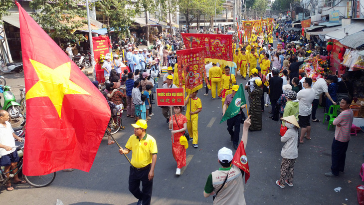Đoàn nghinh thần đi qua các tuyến đường quanh chợ Biên Hòa, được đông đảo người dân Biên Hòa và tiểu thương chào đón