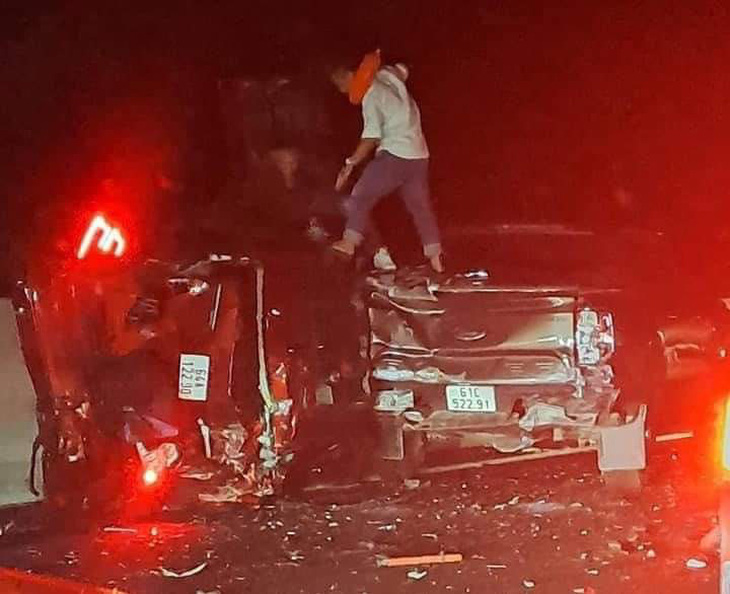 Hiện trường hai ô tô bị tông hư hỏng nặng, một xe nát bét trên cao tốc Phan Thiết - Dầu Giây vào tối 16-2 - Ảnh: TÚ NGUYỄN