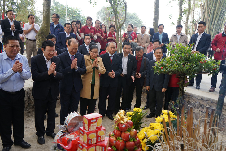 Nguyên Chủ tịch nước Trương Tấn Sang và lãnh đạo tỉnh Cao Bằng thắp hương tưởng niệm nạn nhân vụ thảm sát Tổng Chúp - Ảnh: VŨ TUẤN