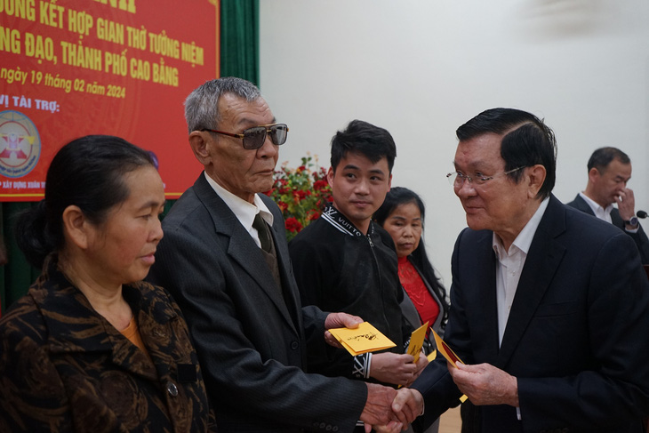 Nguyên Chủ tịch nước Trương Tấn Sang trao quà cho thân nhân nạn nhân vụ thảm sát Tổng Chúp - Ảnh: VŨ TUẤN