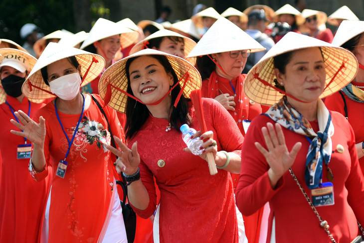 Các cô gái mặc trang phục truyền thống áo dài, nón lá Việt Nam tham gia tại buổi lễ Nghinh thần