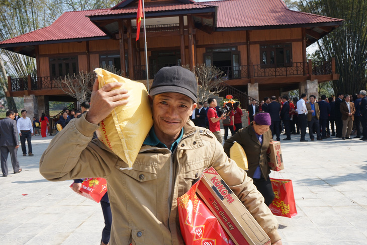 Ông Đàm Ngọc Mẫn - hộ gia đình khó khăn ở xã Vinh Quang (thành phố Cao Bằng) - nhận quà của nhóm "Chia sẻ - Sharing" - Ảnh: VŨ TUẤN