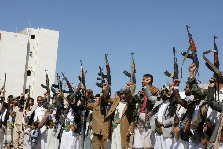 Những người ủng hộ Houthi giơ súng trường khi tham gia cuộc biểu tình ủng hộ Palestine ở Sanaa, Yemen hôm 18-2 - Ảnh: REUTERS