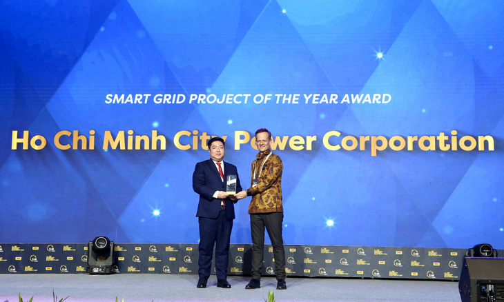 Phó Tổng Giám đốc EVNHCMC Luân Quốc Hưng đại diện Tổng công ty Điện lực TP.HCM nhận giải thưởng cao nhất ở hạng mục “Dự án hệ thống tự động hóa lưới điện cao trung thế” trong đêm chung kết Power Energy Award - Enlit Asia 2023. Ảnh: Duyên Phan