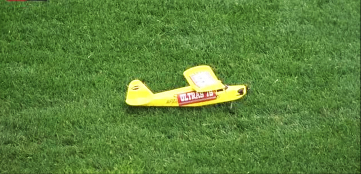 Máy bay đáp xuống sân tại Bundesliga - Ảnh: Cắt clip