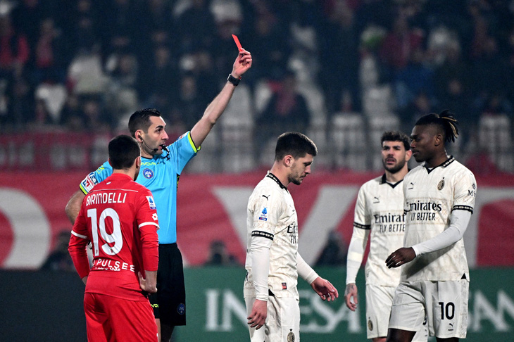 Luka Jovic nhận thẻ đỏ trong ngày AC Milan để thua Monza - Ảnh: REUTERS