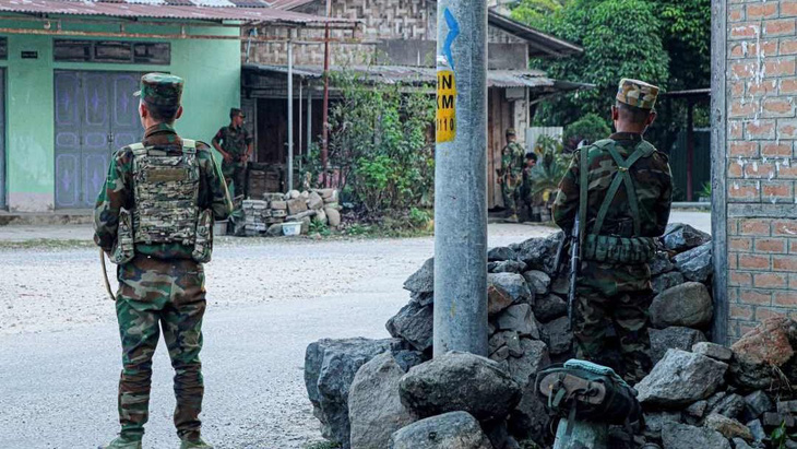 Binh sĩ thuộc lực lượng chống đối chính quyền ở Myanmar tại một trạm canh gác ở bang Shan hồi năm 2023 - Ảnh: AFP