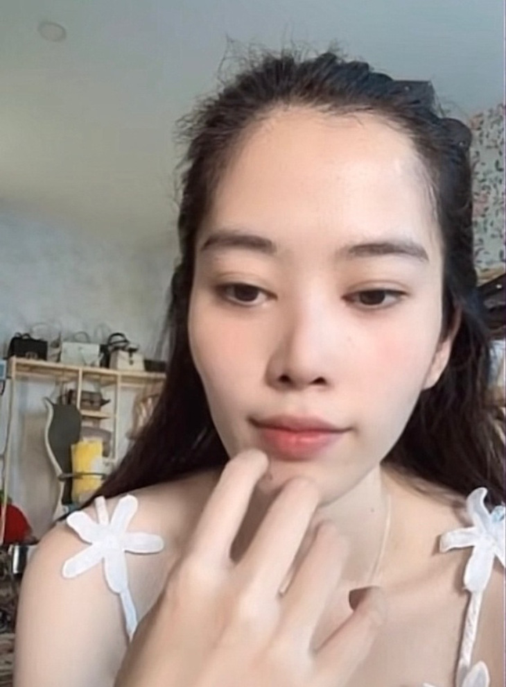 Nam Em hào hứng livestream bóc phốt cả showbiz Việt khiến netizen bất bình