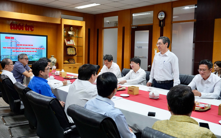 Phó bí thư Thành ủy TP.HCM Nguyễn Phước Lộc trao đổi tại buổi làm việc, chúc Tết tại báo Tuổi Trẻ - Ảnh: HỮU HẠNH