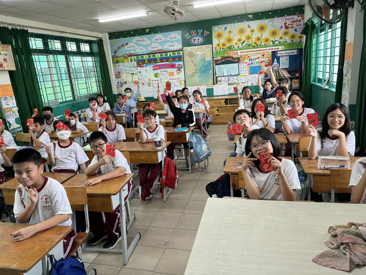 Học sinh tiểu học tại TP.HCM được nhận lì xì ngày đầu đến trường sau Tết Giáp Thìn - Ảnh: MỸ DUNG