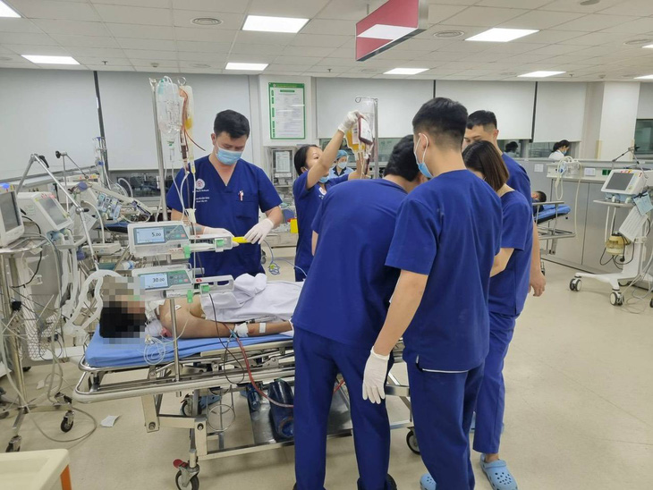 Cấp cứu cho bệnh nhân nhồi máu phổi tại Bệnh viện Trung ương Quân đội 108 - Ảnh: BVCC