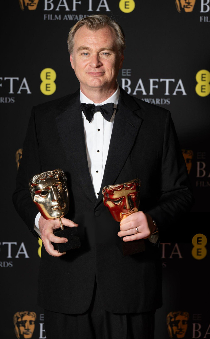 Đạo diễn Christopher Nolan cầm trên tay hai giải thưởng Đạo diễn xuất sắc nhất và Phim hay nhất tại BAFTA 2024 - Ảnh: GETTY IMAGES