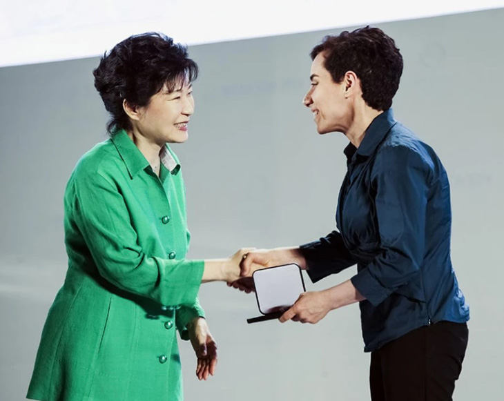 Bà Maryam Mirzakhani (phải), qua đời năm 2017, là người phụ nữ đầu tiên giành được Huy chương Fields - Ảnh: ALAMY