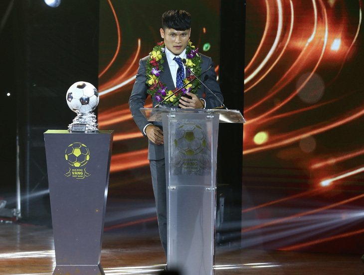 Tuấn Hải lần đầu đạt giải thưởng ở Gala Quả bóng vàng Việt Nam - Ảnh: QUANG THỊNH