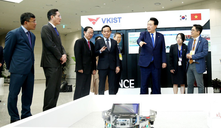 Tổng thống Hàn Quốc Yoon Suk Yeol (thứ ba từ phải sang) tham quan khu trưng bày của VKIST tại Trung tâm nghiên cứu và phát triển ở Hà Nội của Samsung  - Ảnh: TTXVN