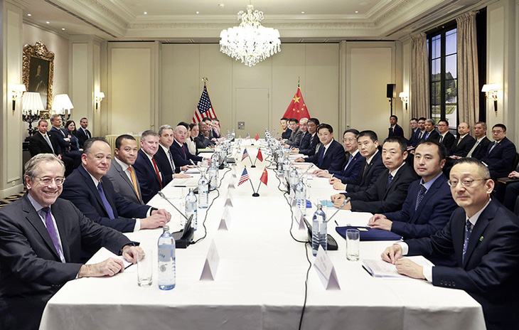 Bộ trưởng Công an Trung Quốc Vương Tiểu Hồng gặp Bộ trưởng An ninh nội địa Mỹ Alejandro Mayorkas tại Vienna, Áo, ngày 18-2 - Ảnh: TÂN HOA XÃ