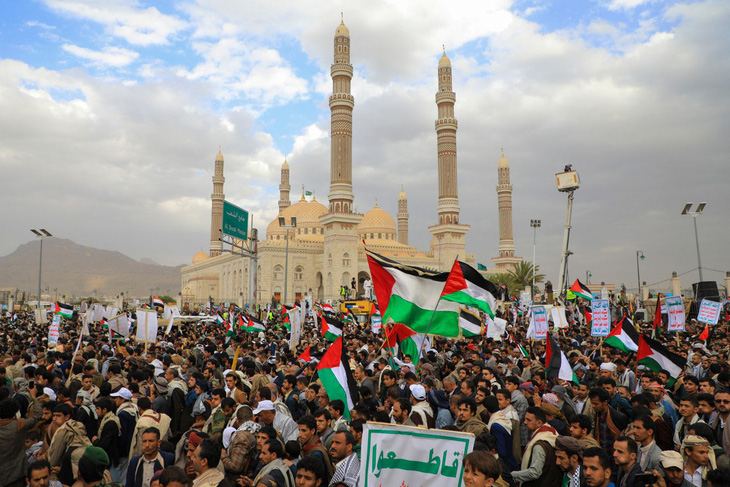 Người Yemen giương các biểu ngữ và vẫy cờ Palestine khi họ tuần hành tại thủ đô Sanaa (do Houthi kiểm soát) vào ngày 16-2 để ủng hộ người Palestine trong bối cảnh xung đột Israel - Hamas ở Dải Gaza - Ảnh: AFP