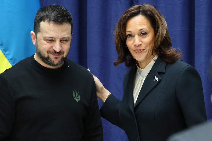 Tổng thống Ukraine Volodymyr Zelensky gặp Phó tổng thống Mỹ Kamala Harris bên lề Hội nghị An ninh Munich, ngày 17-2 - Ảnh: AFP