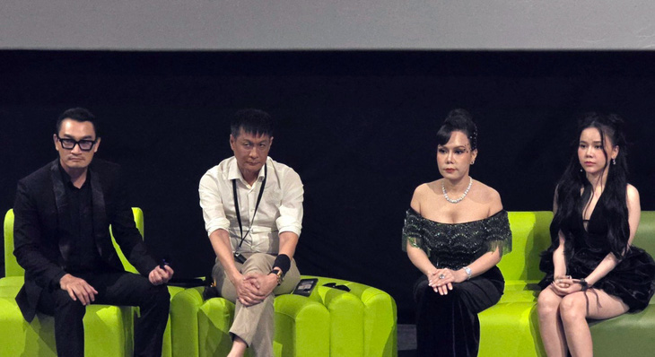Đạo diễn Lê Hoàng cùng dàn diễn viên phim Trà gặp gỡ báo chí sau buổi chiếu - Ảnh: MI LY
