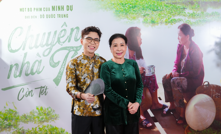 Minh Dự và NSND Kim Xuân trong buổi ra mắt phim Chuyện nhà Tí 3. 