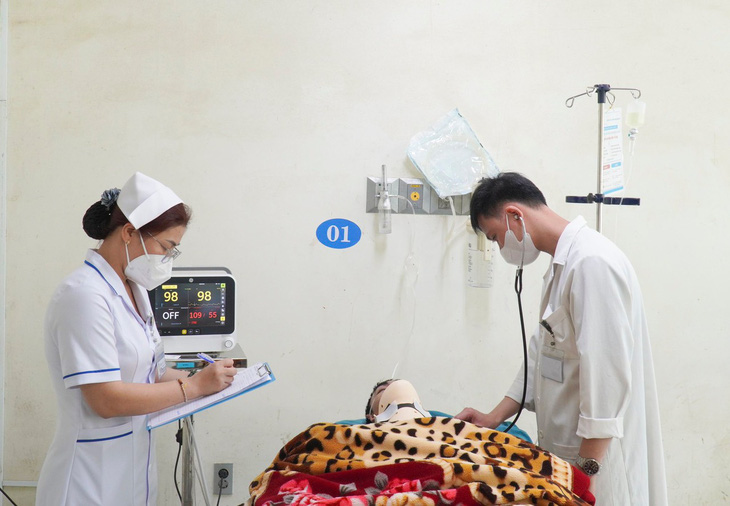 Một ngư dân bị thương trong vụ tai nạn được cấp cứu tại Bệnh viện Đa khoa trung ương Quảng Nam - Ảnh: HUÂN BÙI 